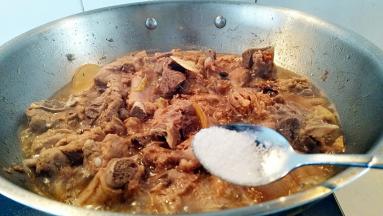 调入盐拌匀，用中火烧8分钟左右。