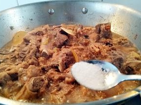 调入盐拌匀，用中火烧8分钟左右。