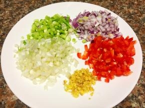 将蒜苔、芹菜、洋葱、红椒切丁，姜切碎末备用。