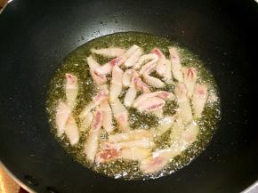 煎鱼的油继续放入肥肉煎制。