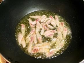 煎鱼的油继续放入肥肉煎制。