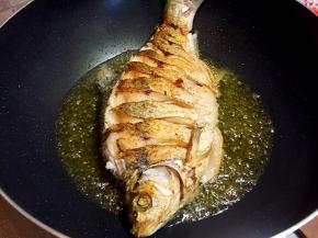 如图颜色起锅备用。（注意不要将鱼捞断了）