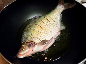 放入鱼中火煎至表面金黄色即可。
