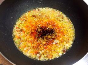 加入两勺老干妈油辣椒和适量生抽、醋翻炒均匀。