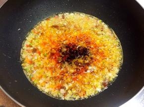 加入两勺老干妈油辣椒和适量生抽、醋翻炒均匀。