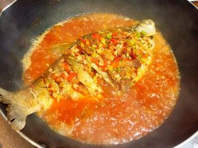 将锅里的料汁浇在鱼背上，转小火煮至汤汁浓稠即可。