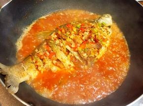将锅里的料汁浇在鱼背上，转小火煮至汤汁浓稠即可。