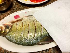 腌制好的鱼用厨房纸吸干表面水份。