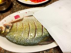 腌制好的鱼用厨房纸吸干表面水份。