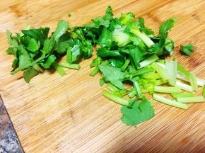 香菜用盐水泡过后切段备用。