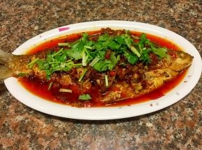 盛入盘中，撒上香菜就可食用啦！