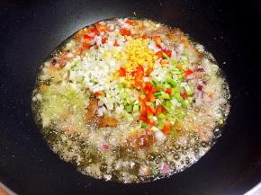 接着放入除香菜外的所有配料翻炒出香味。