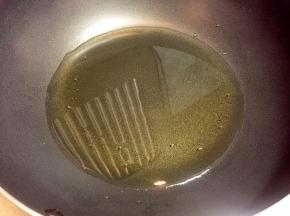 倒入适量油烧至六成热。