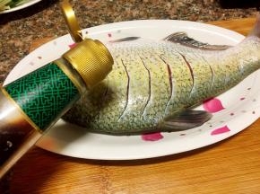 用适量蒸鱼豉油、料酒、盐把整个鱼身抹匀腌制20分钟。