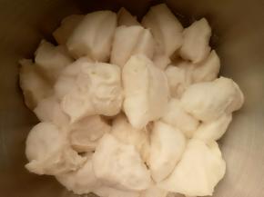 把主面团除黄油和盐以外的其他材料放入厨师机里，中种面团切成小块也放入厨师机里。