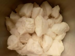 把主面团除黄油和盐以外的其他材料放入厨师机里，中种面团切成小块也放入厨师机里。