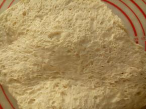 把中种材料混合揉至无干粉，装入保鲜盒放冰箱冷藏17-20小时左右(如果着急用可以放在室温2小时左右)，主要还是看面团的状态。如图出现蜂窝状就可以了。