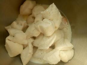 把主面团除黄油和盐以外的其它材料和发好的中种面团切成小块一起放入厨师机里揉。