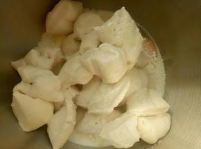 把主面团除黄油和盐以外的其它材料和发好的中种面团切成小块一起放入厨师机里揉。