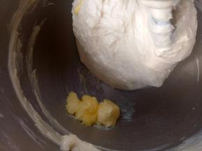 这时就可以放入盐和软化好的黄油了。继续揉。