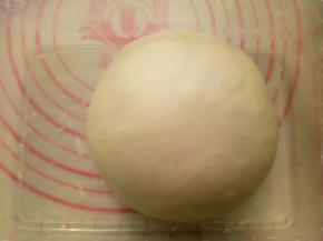 把揉好的面团放入保鲜盒里，26度左右进行一发(不要超过28度)