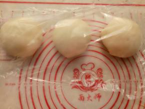 平均分成3份，盖保鲜膜松弛20分钟。