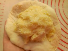 每份面团按扁包入80克椰蓉馅。