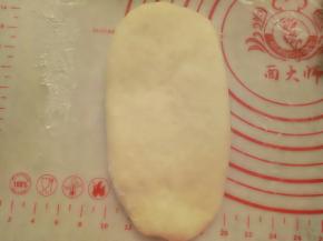 用擀面杖擀成牛舌形。