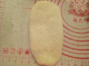 用擀面杖擀成牛舌形。
