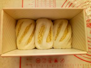 放入阳晨中国红吐司模具里。放入烤箱，再放入一碗温水进行二发(温度不要超过38度)