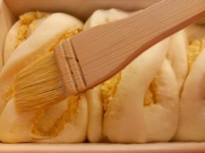 表面刷一层蛋液。