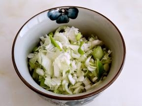 大葱切碎末。