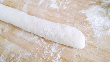 取出面团排气，搓成长条。