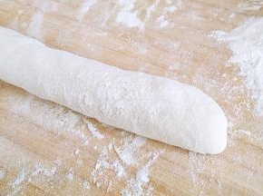 取出面团排气，搓成长条。