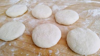 剂子收圆然后按扁。