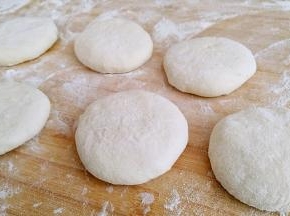 剂子收圆然后按扁。