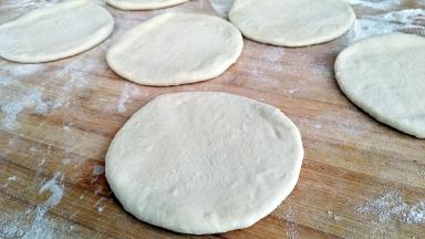 把每个小剂子在用擀面杖擀成较薄。