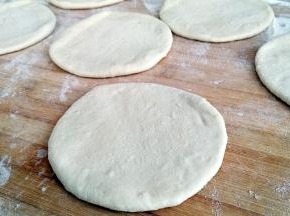 把每个小剂子在用擀面杖擀成较薄。