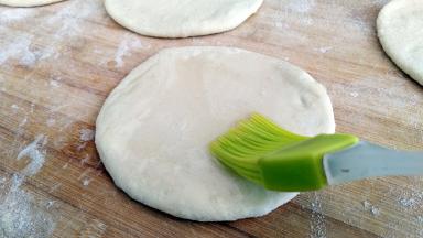 均匀的刷上一层油。