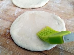 均匀的刷上一层油。