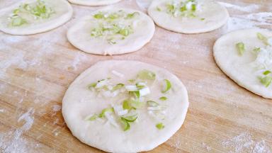 撒上香葱碎，撒上适量盐。