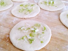 撒上香葱碎，撒上适量盐。