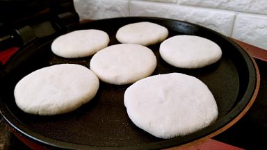 电饼铛预热，刷上一层油，放入小火烧，开启烙饼。