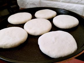 电饼铛预热，刷上一层油，放入小火烧，开启烙饼。