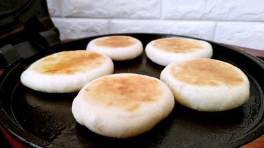 5分钟左右，火烧烙至两面成金黄色就可以了。