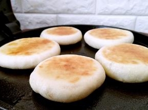 5分钟左右，火烧烙至两面成金黄色就可以了。