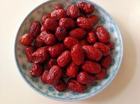 红枣洗干净备用