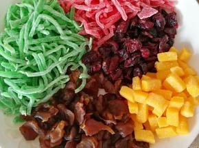 喜欢的蜜饯切碎放容器里