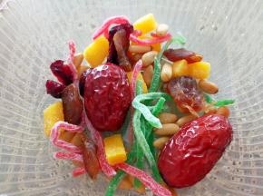 下面先放红枣，松子和蜜饯