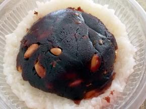 放适量的豆沙馅进去，放在中间